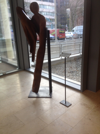 Engel der Wandlung im Eingangsbereich des Bundesamts f&uuml;r Wirtschaft und Ausfuhrkontrolle in Eschborn