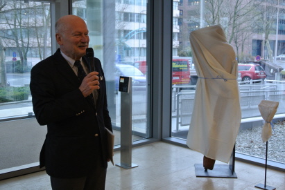Pr&auml;sident Dr. Arnold Wallraff bei der Enth&uuml;llung der Skulptur am 11.12.15