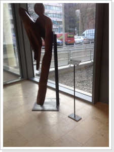 Engel der Wandlung, Teakholz, im neugestalteten Eingangsbereich des Bundesamts f&uuml;r Wirtschaft und Ausfuhrkontrolle, Eschborn