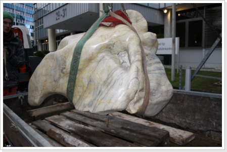 Setzen der Ikarus-Skulptur am Eingang des BAFA