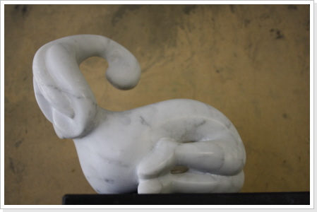 Libellenfrau, Carrara-Marmor